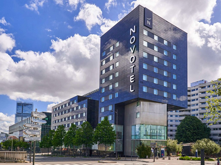 Außenansicht des Novotel Paris 17