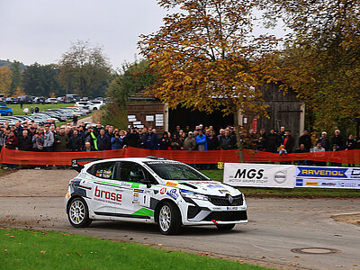 Gesamtsieger Dominik Dinkel und Michael Teufel auf Renault Clio Rally3 in der Wertungsprüfung Brunn