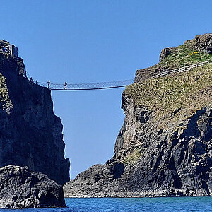 In der Ferne erkennen wir die Carrick-a-Rede–Hängebrücke TYPO3\CMS\Extbase\Domain\Model\FileReference: