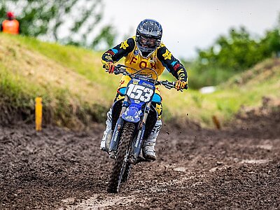 Max Meyer auf seinem Yamaha Motorrad bei der Deutschen Motocross Meisterschaft in Gräfentonna