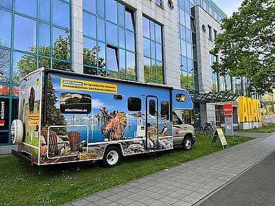 ADAC Reisen Camp-Mobil vor der ADAC Geschäftsstelle & Reisebüro Nürnberg-Erlenstegen ADAC Reisen Camp-Mobil vor der ADAC Geschäftsstelle & Reisebüro Nürnberg-Erlenstegen